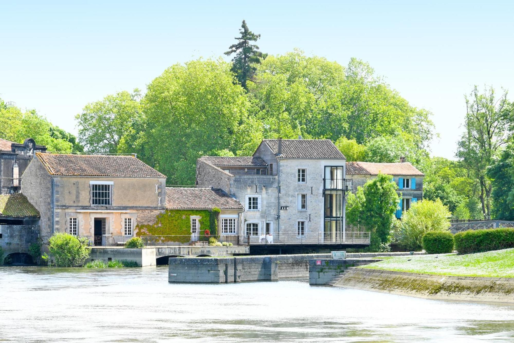 Quai 3 Loft Moderne Et Lumineux Les Pieds Dans L'Eau Jarnac Exterior foto