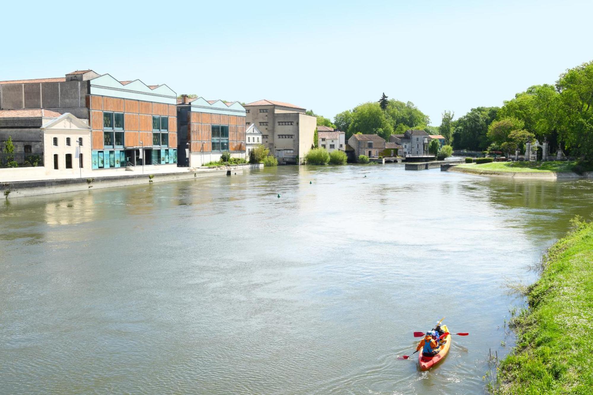 Quai 3 Loft Moderne Et Lumineux Les Pieds Dans L'Eau Jarnac Exterior foto